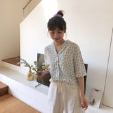 Camisa holgada con cuello en V y estampado floral fresco